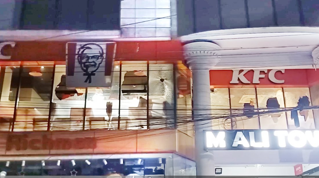 কুমিল্লায় কেএফসিতে ভাঙচুর